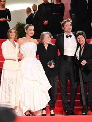 Cannes, 78th Cannes Film Festival 2025 - evening 5 - red carpet of the film Die, My Love Cannes, 78th Cannes Film Festival 2025 - evening 5 - red carpet of the film Die My Love - In the photo: Justine Ciarrocchi, Jennifer Lawrence, Sissy Spacek, Robert Pattinson, Lynne Ramsay, cannes France  Copyright: xIPA ABACAx