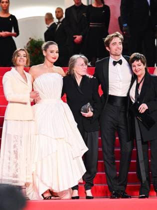 Cannes, 78th Cannes Film Festival 2025 - evening 5 - red carpet of the film Die, My Love Cannes, 78th Cannes Film Festival 2025 - evening 5 - red carpet of the film Die My Love - In the photo: Justine Ciarrocchi, Jennifer Lawrence, Sissy Spacek, Robert Pattinson, Lynne Ramsay cannes France  Copyright: xIPA ABACAx