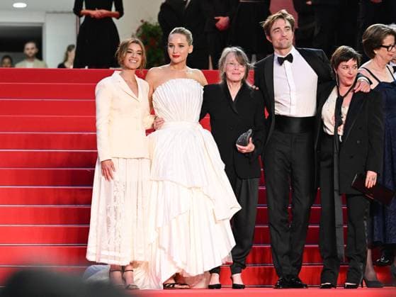 Cannes, 78th Cannes Film Festival 2025 - evening 5 - red carpet of the film Die, My Love Cannes, 78th Cannes Film Festival 2025 - evening 5 - red carpet of the film Die My Love - In the photo: Justine Ciarrocchi, Jennifer Lawrence, Sissy Spacek, Robert Pattinson, Lynne Ramsay, cannes France  Copyright: xIPA ABACAx