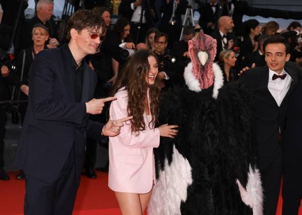 78eme Festival International du Film de Cannes Montée des marches du film Die my love 78th Cannes Film Festival Red carpet of the film Die my love Raphael Quenard, guest, bird and Hugo David 444527 2025 05 17 Cannes France  Copyright: xIsabellexVautierx xStarfacex STAR_444527_002