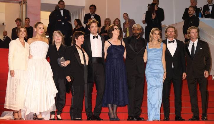 78eme Festival International du Film de Cannes Montée des marches du film Die my love 78th Cannes Film Festival Red carpet of the film Die my love Justine Ciarrocchi, Jennifer Lawrence, Sissy Spacek, Lynne Ramsay, Robert Pattinson, Andrea Calderwood, guest, Molly Smith, Trent Luckinbill and guest 444527 2025 05 17 Cannes France  Copyright: xIsabellexVautierx xStarfacex STAR_444527_037