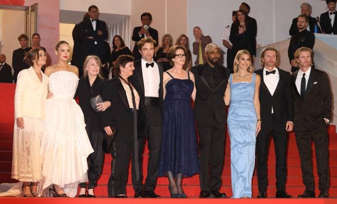 78eme Festival International du Film de Cannes Montée des marches du film Die my love 78th Cannes Film Festival Red carpet of the film Die my love Justine Ciarrocchi, Jennifer Lawrence, Sissy Spacek, Lynne Ramsay, Robert Pattinson, Andrea Calderwood, guest, Molly Smith, Trent Luckinbill and guest 444527 2025 05 17 Cannes France  Copyright: xIsabellexVautierx xStarfacex STAR_444527_038