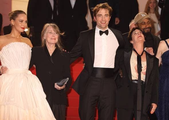 78eme Festival International du Film de Cannes Montée des marches du film Die my love 78th Cannes Film Festival Red carpet of the film Die my love Jennifer Lawrence, Sissy Spacek, Robert Pattinson, Lynne Ramsay and guest 444527 2025 05 17 Cannes France  Copyright: xIsabellexVautierx xStarfacex STAR_444527_043
