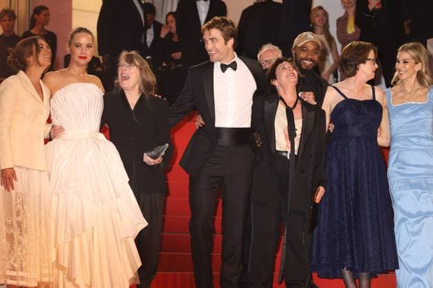78eme Festival International du Film de Cannes Montée des marches du film Die my love 78th Cannes Film Festival Red carpet of the film Die my love Justine Ciarrocchi, Jennifer Lawrence, Sissy Spacek, Robert Pattinson, Lynne Ramsay, guest, Andrea Calderwood and Molly Smith 444527 2025 05 17 Cannes France  Copyright: xIsabellexVautierx xStarfacex STAR_444527_045