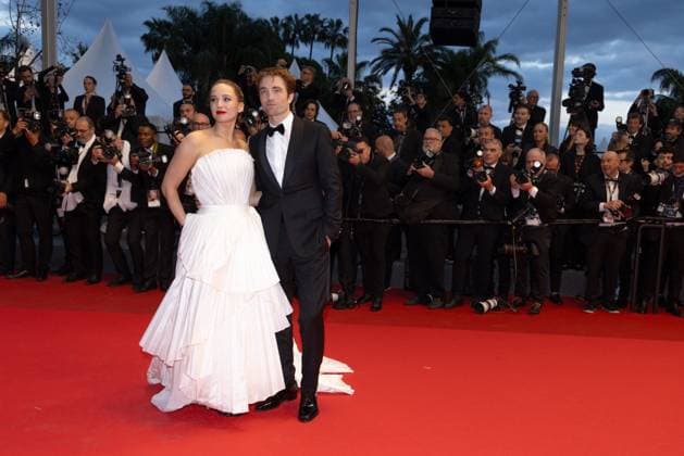 Die My Love Red Carpet - The 78th Annual Cannes Film Festival Jennifer Lawrence (L) and Robert Pattinson attend the Die My Love red carpet during The 78th Annual Cannes Film Festival at Palais des Festivals on May 17, 2025 in Cannes, France.  Copyright: xKazukoxWakayamax