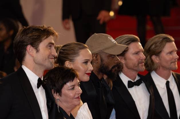Die My Love Red Carpet - The 78th Annual Cannes Film Festival Jennifer Lawrence (L) and Robert Pattinson attend the Die My Love red carpet during The 78th Annual Cannes Film Festival at Palais des Festivals on May 17, 2025 in Cannes, France.  Copyright: xKazukoxWakayamax