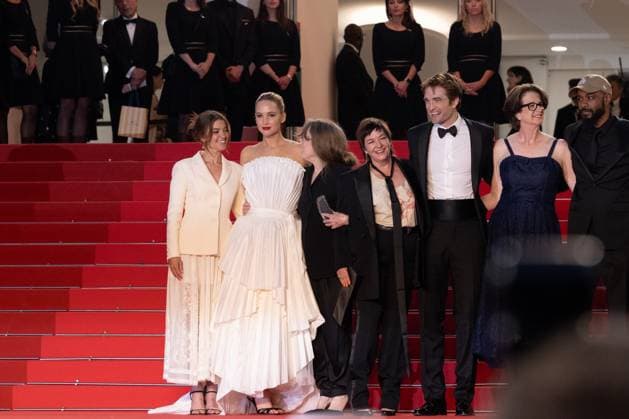 Die My Love Red Carpet - The 78th Annual Cannes Film Festival Jennifer Lawrence (L) and Robert Pattinson attend the Die My Love red carpet during The 78th Annual Cannes Film Festival at Palais des Festivals on May 17, 2025 in Cannes, France.  Copyright: xKazukoxWakayamax
