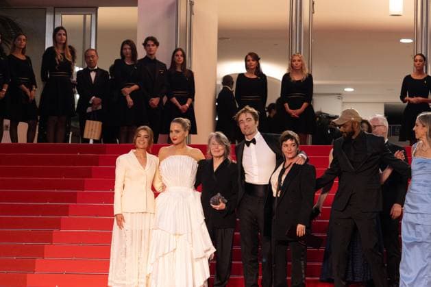 Die My Love Red Carpet - The 78th Annual Cannes Film Festival Jennifer Lawrence (L) and Robert Pattinson attend the Die My Love red carpet during The 78th Annual Cannes Film Festival at Palais des Festivals on May 17, 2025 in Cannes, France.  Copyright: xKazukoxWakayamax