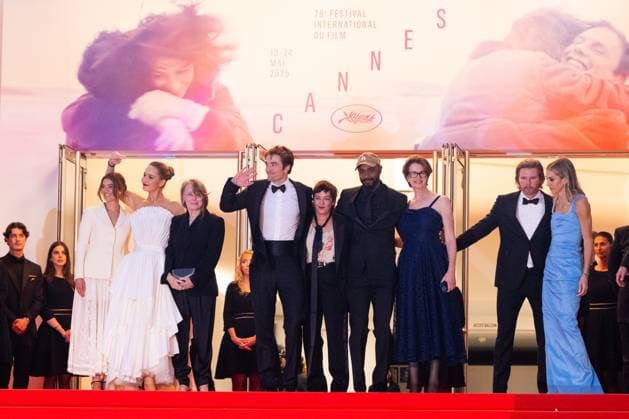Die My Love Red Carpet - The 78th Annual Cannes Film Festival Justine Ciarrocchi, Jennifer Lawrence, Sissy Spacek, Robert Pattinson, Lynne Ramsay, LaKeith Stanfield, Andrea Calderwood, Molly Smith, Trent Luckinbill and Thad Luckinbill attend the Die My Love red carpet during The 78th Annual Cannes Film Festival at Palais des Festivals on May 17, 2025 in Cannes, France. Copyright: xKazukoxWakayamax