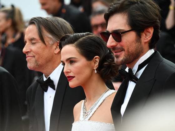 Cannes, 78th Cannes Film Festival 2025 - evening 5 - red carpet of the film Die, My Love Cannes, 78th Cannes Film Festival 2025 - evening 5 - red carpet of the film Die, My Love . In the photo Richard Linklater, Zoey Deutch, Guillaume Marbeck Cannes France  Copyright: xIPA ABACAx