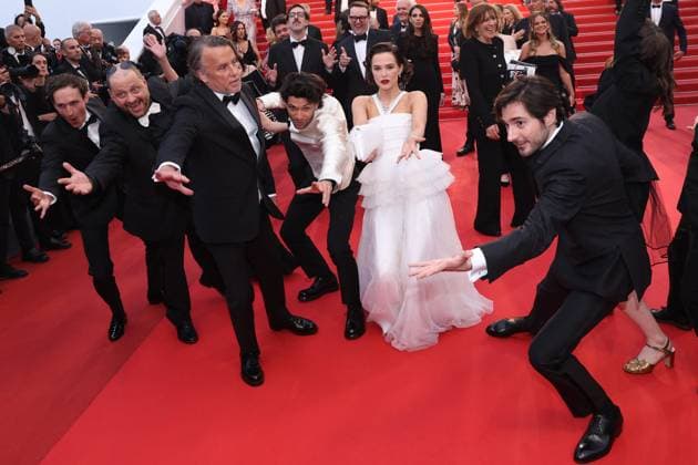 Cannes Nouvelle Vague Screening JD Laurent Petin, Michèle Halberstadt, Aubry Dullin, Zoey Deutch, Richard Linklater and Guillaume Marbeck attending the screening of Nouvelle Vague in Cannes, France on May 17, 2025, as part of the 78th Cannes Film Festival. Photo by Jerome Domine ABACAPRESS.COM Cannes France  Copyright: xDominexJerome ABACAx