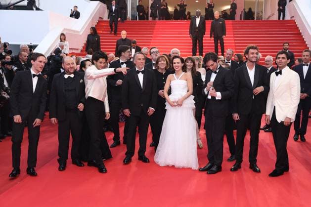 Cannes Nouvelle Vague Screening JD Laurent Petin, Michèle Halberstadt, Aubry Dullin, Zoey Deutch, Richard Linklater and Guillaume Marbeck attending the screening of Nouvelle Vague in Cannes, France on May 17, 2025, as part of the 78th Cannes Film Festival. Photo by Jerome Domine ABACAPRESS.COM Cannes France  Copyright: xDominexJerome ABACAx