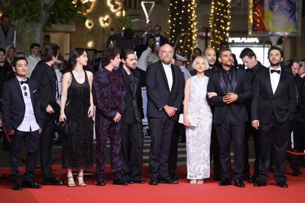 J Montée des marches du film Le roi soleil lors du 78ème Festival International du Film de Cannes Xianzeng Pan, Joseph Olivennes, Lucie Zhang, Nemo Schiffman, Panayotis Pascot, Vincent Maël Cardona, Maria de Medeiros, Christophe Barral, Sofiane Zermani, Toufik Ayadi, Pio Marmaï Montée des marches du film Le roi soleil lors du 78ème Festival International du Film de Cannes, au Palais des Festivals à Cannes Le 17 mai 2025 Jacovides Moreau Bestimage Red carpet for the movie Le roi soleil during the 78th Cannes International Film Festival at the Palais des Festivals in Cannes, France On may 17th 2025 Cannes France Copyright: xJACOVIDES-MOREAUx xBESTIMAGExJACOVIDES-MOREAUx xBESTIMAGEx