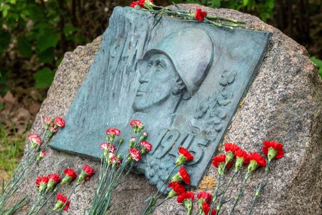 Gedenken zum 80. Jahrestag des Sieges über den Nationalsozialismus am sowjetischen Ehrenmal auf dem Ostseeplatz in Berlin-Prenlzauer Berg. Es ist einer der eher unbekannten Erinnerungsorte in Berlin und besteht aus einer Gedenktafel und einem Findling. Die Tafel zeigt einen Rotarmisten der unweit dieser Stelle gefallen ist. Commemoration of the 80th anniversary of the victory over National Socialism at the Soviet memorial on Ostseeplatz in Berlin-Prenlzauer Berg. It is one of the lesser-known memorial sites in Berlin and consists of a memorial plaque and an erratic boulder. The plaque shows a Red Army soldier who fell not far from this spot. 80. Jahrestag des Ende des Zweiten Weltkrieges *** Commemoration of the 80th anniversary of the vi sp2025050840147.jpg
