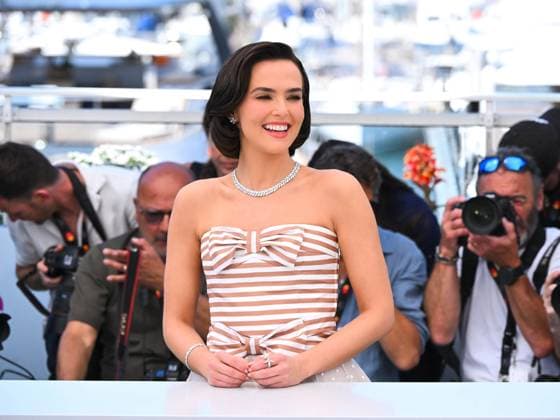 Cannes, France, France: Cannes, 78th Cannes Film Festival 2025 - day 6 - Photocall of the film Nouvelle Vague. In the photo Zoey Deutch Cannes France  - ZUMAp169 20250518_zea_p169_412 Copyright: xAlbertoxTerenghix