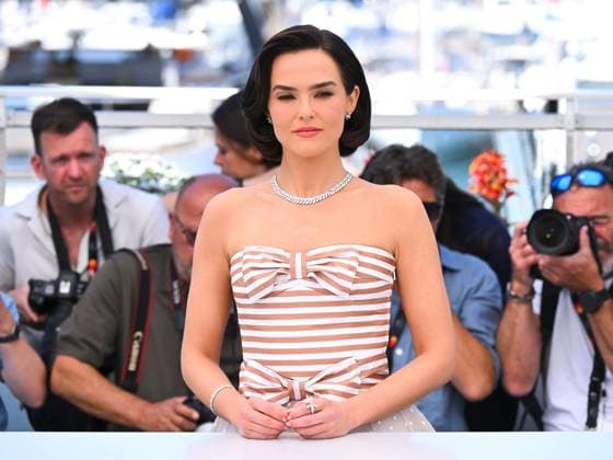 Cannes, France, France: Cannes, 78th Cannes Film Festival 2025 - day 6 - Photocall of the film Nouvelle Vague. In the photo Zoey Deutch Cannes France  - ZUMAp169 20250518_zea_p169_414 Copyright: xAlbertoxTerenghix