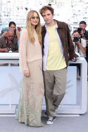 Cannes - Die My Love Photocall Jennifer Lawrence and Robert Pattinson posing during the Die My Love photocall at the 78th annual Cannes Film Festival at Palais des Festivals on May 18, 2025 in Cannes, France. Photo by Jerome Domine ABACAPRESS.COM Cannes France  Copyright: xDominexJerome ABACAx