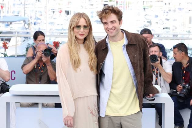 Cannes - Die My Love Photocall Jennifer Lawrence and Robert Pattinson posing during the Die My Love photocall at the 78th annual Cannes Film Festival at Palais des Festivals on May 18, 2025 in Cannes, France. Photo by Jerome Domine ABACAPRESS.COM Cannes France  Copyright: xDominexJerome ABACAx