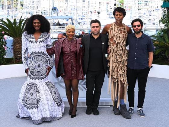 Internationale Filmfestspiele von Cannes, O Riso e a Faca Photocall Cannes, 78th Cannes Film Festival 2025 - day 6 - Photocall of the film O Riso EA Faca (Rest Alone in the Storm). Cannes, 78th Cannes Film Festival 2025 - day 6 - Photocall of the film O Riso EA Faca (Rest Alone in the Storm). In the photo: Marçalina Djibril, Cleo Diára, Pedro Pinho, Jonathan Guilherme and Sérgio Coragem Cannes France France  Copyright: xIPA ABACAx