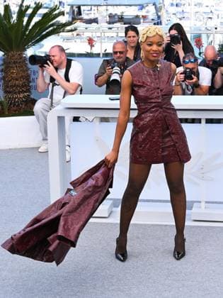 Internationale Filmfestspiele von Cannes, O Riso e a Faca Photocall Cannes, 78th Cannes Film Festival 2025 - day 6 - Photocall of the film O Riso EA Faca (Rest Alone in the Storm). Cannes, 78th Cannes Film Festival 2025 - day 6 - Photocall of the film O Riso EA Faca (Rest Alone in the Storm). In the Photo: Cleo Diára Cannes France France  Copyright: xIPA ABACAx