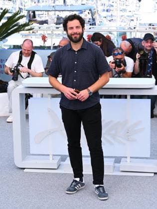 Internationale Filmfestspiele von Cannes, O Riso e a Faca Photocall Cannes, 78th Cannes Film Festival 2025 - day 6 - Photocall of the film O Riso EA Faca (Rest Alone in the Storm). Cannes, 78th Cannes Film Festival 2025 - day 6 - Photocall of the film O Riso EA Faca (Rest Alone in the Storm). In the Photo: Sérgio Coragem Cannes France France  Copyright: xIPA ABACAx