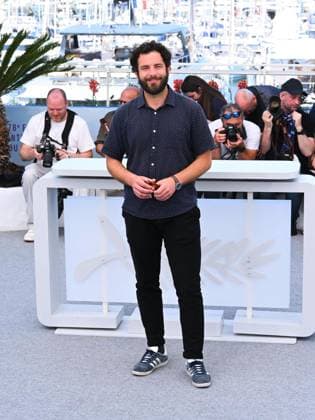 Internationale Filmfestspiele von Cannes, O Riso e a Faca Photocall Cannes, 78th Cannes Film Festival 2025 - day 6 - Photocall of the film O Riso EA Faca (Rest Alone in the Storm). Cannes, 78th Cannes Film Festival 2025 - day 6 - Photocall of the film O Riso EA Faca (Rest Alone in the Storm). In the Photo: Sérgio Coragem Cannes France France  Copyright: xIPA ABACAx