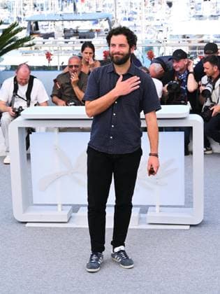 Internationale Filmfestspiele von Cannes, O Riso e a Faca Photocall Cannes, 78th Cannes Film Festival 2025 - day 6 - Photocall of the film O Riso EA Faca (Rest Alone in the Storm). Cannes, 78th Cannes Film Festival 2025 - day 6 - Photocall of the film O Riso EA Faca (Rest Alone in the Storm). In the Photo: Sérgio Coragem Cannes France France  Copyright: xIPA ABACAx