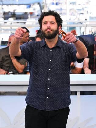 Internationale Filmfestspiele von Cannes, O Riso e a Faca Photocall Cannes, 78th Cannes Film Festival 2025 - day 6 - Photocall of the film O Riso EA Faca (Rest Alone in the Storm). Cannes, 78th Cannes Film Festival 2025 - day 6 - Photocall of the film O Riso EA Faca (Rest Alone in the Storm). In the Photo: Sérgio Coragem Cannes France France  Copyright: xIPA ABACAx