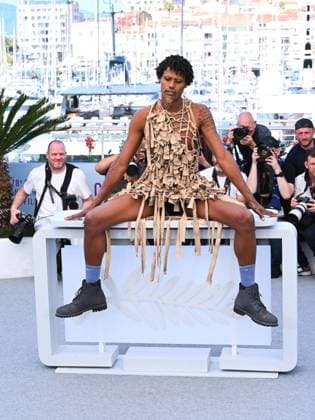 Internationale Filmfestspiele von Cannes, O Riso e a Faca Photocall Cannes, 78th Cannes Film Festival 2025 - day 6 - Photocall of the film O Riso EA Faca (Rest Alone in the Storm). Cannes, 78th Cannes Film Festival 2025 - day 6 - Photocall of the film O Riso EA Faca (Rest Alone in the Storm). In the Photo: Jonathan Guilherme Cannes France France  Copyright: xIPA ABACAx