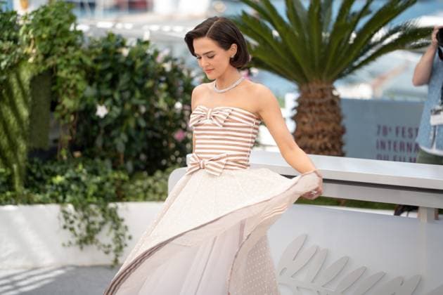 Zoey Deutch poses during the Nouvelle Vague (New Wave) photocall at the 78th annual Cannes Film Festival at Palais des Festivals in Cannes, France, on May 18, 2025.  Copyright: xLucaxCarlinox originalFilename: carlino-notitle250518_npuEN.jpg