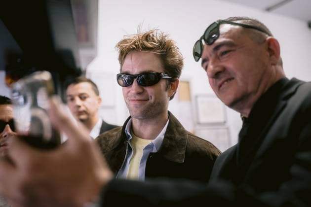 78eme Festival International du Film de Cannes Robert Pattinson takes time with fans Actor Robert Pattinson takes time with fans after Die my love movie press junket 444563 2025 05 18 Alpes Maritimes Cannes France  Copyright: xTerencexBaelenx STAR_444563_004