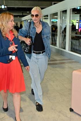 Cannes Julia Ducournau At Nice Airport JR Julia Ducournau arriving at Nice airport ahead 78th Cannes Film Festival in Nice, France on May, 18, 2025. Photo by Julien Reynaud APS-Medias ABACAPRESS.COM Nice France  Copyright: xReynaudxJulien APS-Medias ABACAx