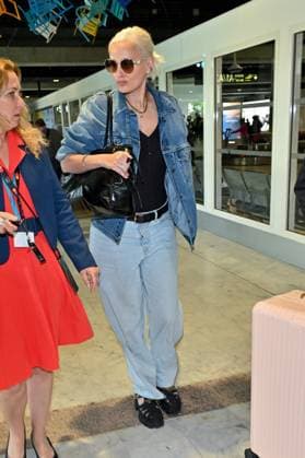 Cannes Julia Ducournau At Nice Airport JR Julia Ducournau arriving at Nice airport ahead 78th Cannes Film Festival in Nice, France on May, 18, 2025. Photo by Julien Reynaud APS-Medias ABACAPRESS.COM Nice France  Copyright: xReynaudxJulien APS-Medias ABACAx