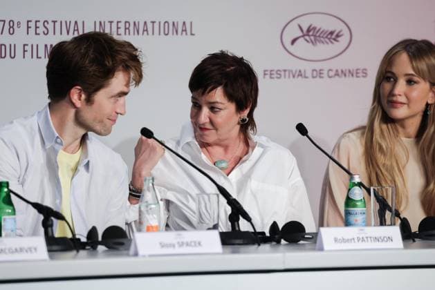 78eme Festival International du Film de Cannes Press conference for the film Die my love 78th Cannes International Film Festival Press conference for the film Die My Love 444562 2025 05 18 Alpes Maritimes Cannes France Pattinson, Robert Ramsay, Lynne Lawrence, Jennifer  Copyright: xTerencexBaelenx STAR_444562_011