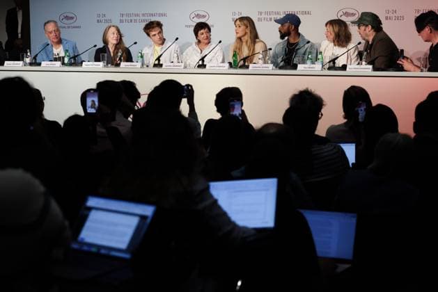 78eme Festival International du Film de Cannes Conférence de presse du film Die my love 78th Cannes International Film Festival Press conference for the film Die My Love 444562 2025 05 18 Alpes Maritimes Cannes France McGarvey, Seamus Spacek, Sissy Pattinson, Robert Ramsay, Lynne Lawrence, Jennifer Stanfield, LaKeith George, Catherine Grimes, Tim  Copyright: xTerencexBaelenx STAR_444562_025