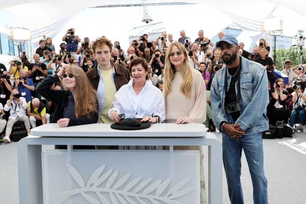 Die My Love photocall at the 78th Cannes International Film Festival Sissy Spacek, Robert Pattinson, Lynne Ramsay, Jennifer Lawrence and LaKeith Stanfield at the Die My Love photocall at the 78th Cannes International Film Festival at Palais des Festivals in Cannes, France, on May 18, 2025 Jacovides Moreau Bestimage Die my love photocall at the 78th annual Cannes Film Festival at Palais des Festivals in Cannes, France, on May 18, 2025 Cannes France  Copyright: xJACOVIDES-MOREAUx xBESTIMAGExJACOVIDES-MOREAUx xBESTIMAGEx