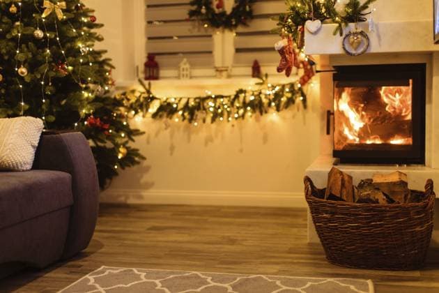 Weihnachtsbaum und heimische Feiertagsdekoration neben dem modernen Marmorkamin im Zimmer Christmas tree and home holiday decor near the modern marble fireplace in the room Copyright: imageBROKER OksanaxShufrych ibxiqx13434010.jpg ,model released, Symbolfoto ,property released