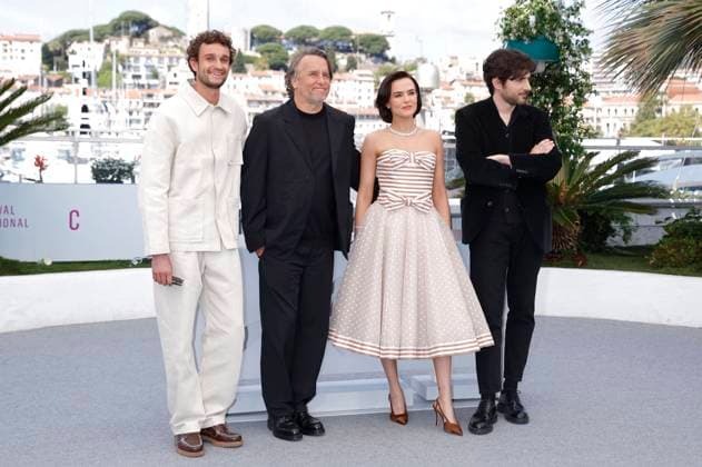 Aubry Dullin, Richard Linklater, Zoey Deutch and Guillaume Marbeck at the photocall for the feature film Nouvelle Vague New Wave at the Festival de Cannes 2025 78 Cannes International Film Festival at the Palais des Festivals Cannes, 18 05 2025 Foto:xD.xBedrosianx xFuturexImagex nouvelle_5503