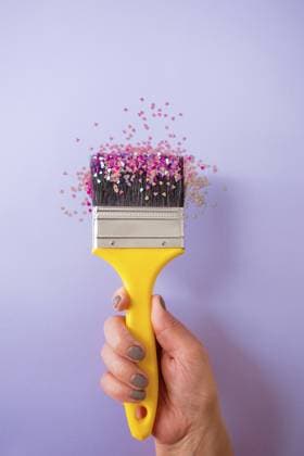 Creative Highlight Symbolbilder Die Hand des Therapeuten macht deine Welt besser. Streuung von rosa kleinen Herzen auf der Bürste Hand of therapist make you world better. Scattering of pink small hearts on the brush Copyright: imageBROKER OksanaxShufrych ibxiqx13439514.jpg ,model released, Symbolfoto ,property released