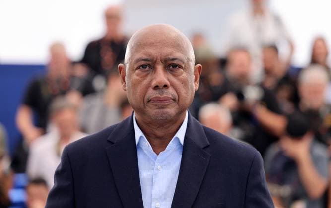 Photocall de Orwell 2 2 5 lors du 78ème Festival International du Film de Cannes Raoul Peck au photocall de Orwell 2 2 5 lors du 78ème Festival International du Film de Cannes, au Palais des Festivals à Cannes, France, le 18 mai 2025 Jacovides Moreau Bestimage Orwell 2 2 5 photocall at the 78th annual Cannes Film Festival at Palais des Festivals in Cannes, France, on May 18, 2025 Cannes France  Copyright: xJACOVIDES-MOREAUx xBESTIMAGExJACOVIDES-MOREAUx xBESTIMAGEx