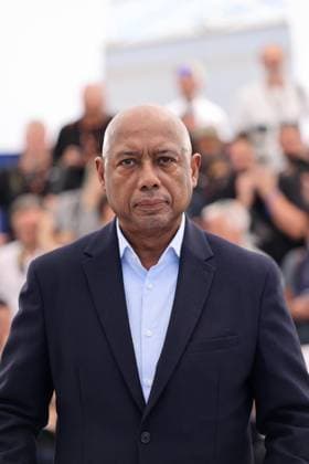 Photocall de Orwell 2 2 5 lors du 78ème Festival International du Film de Cannes Raoul Peck au photocall de Orwell 2 2 5 lors du 78ème Festival International du Film de Cannes, au Palais des Festivals à Cannes, France, le 18 mai 2025 Jacovides Moreau Bestimage Orwell 2 2 5 photocall at the 78th annual Cannes Film Festival at Palais des Festivals in Cannes, France, on May 18, 2025 Cannes France  Copyright: xJACOVIDES-MOREAUx xBESTIMAGExJACOVIDES-MOREAUx xBESTIMAGEx