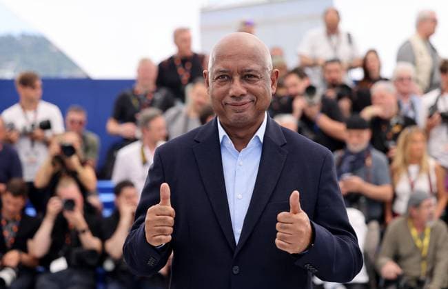 Photocall de Orwell 2 2 5 lors du 78ème Festival International du Film de Cannes Raoul Peck au photocall de Orwell 2 2 5 lors du 78ème Festival International du Film de Cannes, au Palais des Festivals à Cannes, France, le 18 mai 2025 Jacovides Moreau Bestimage Orwell 2 2 5 photocall at the 78th annual Cannes Film Festival at Palais des Festivals in Cannes, France, on May 18, 2025 Cannes France  Copyright: xJACOVIDES-MOREAUx xBESTIMAGExJACOVIDES-MOREAUx xBESTIMAGEx
