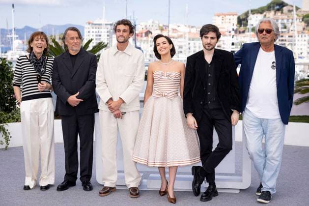 Entertainment Bilder des Tages New Wave photocall at the 78th Cannes International Film Festival Michèle Halberstadt, Richard Linklater, Aubry Dullin, Zoey Deutch, Guillaume Marbeck and Laurent Petin at the New Wave photocall at the 78th Cannes International Film Festival at Palais des Festivals in Cannes, France, on May 18, 2025 Jacovides Moreau Bestimage New Wave photocall at the 78th annual Cannes Film Festival at Palais des Festivals in Cannes, France, on May 18, 2025 Cannes France Copyright: xJACOVIDES-MOREAUx xBESTIMAGExJACOVIDES-MOREAUx xBESTIMAGEx