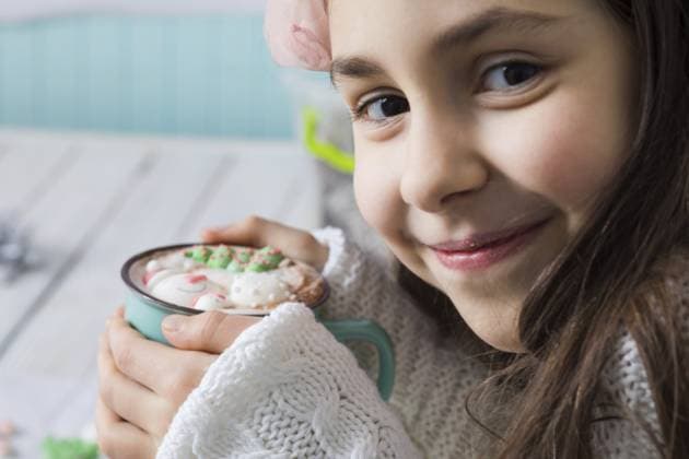 Weihnachten heiße Schokolade mit Schneemann Marshmallow. Mädchen Hände halten Tasse mit lustigen heißen Kakao trinken Christmas hot chocolate with snowman marshmallow. Girl hands hold cup with funny hot cocoa drink Copyright: imageBROKER OksanaxShufrych ibxiqx13442962.jpg ,model released, Symbolfoto ,property released