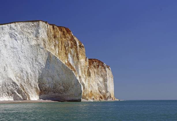 Creative Highlights World Hohe weiße Klippen ragen über das ruhige blaue Wasser, Beachy Head Cliffs, Ärmelkanal, Eastbourne, Sussex, England, Großbritannien, Europa High white cliffs towering over the calm blue water, Beachy Head Cliffs, English Channel, Eastbourne, Sussex, England, United Kingdom, Europe Copyright: imageBROKER ReinhardxPantke ibxrpa13737636.jpg