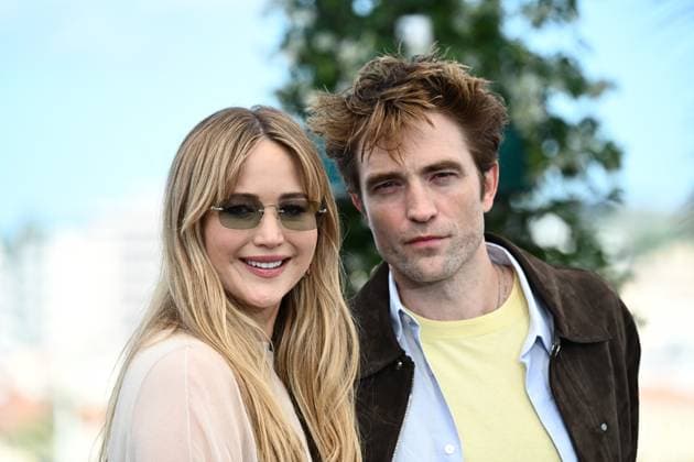 CINEMA : 78eme Festival de Cannes - Photocalls - 18 05 2025 CANNES, FRANCE - 18 MAI (G-D) : Jennifer LAWRENCE, Actrice, Robert PATTINSON, Acteur, lors du photocall de Â« Die my love Â» en CompÃ tition au 78eme Festival de Cannes au Palais des Festivals le 18 mai 2025 Ã Cannes, France. CannesFrance  Copyright: xValentinaxClaretx