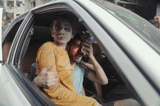 Bilder des Jahres 2025, News 05 Mai News Themen der Woche KW20 News Bilder des Tages Gaza Clashes Continue An injured girl sits in a car next to a wounded man in Jabalia Refugee Camp, Gaza Strip, on May 18, 2025. Search and rescue teams rescue a Palestinian girl from under the rubble after the Israeli army attacked a building at the Jabalia Refugee Camp. Gaze Gaza Strip Palestinian Territories Copyright: xAboodxAbusalamax