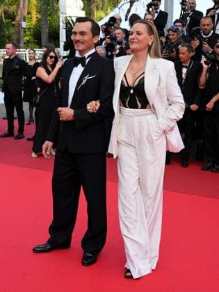 Cannes, 78th Cannes Film Festival 2025 - evening 6 - Red Carpet of the film The Phoenician Scheme Cannes, 78th Cannes Film Festival 2025 - evening 6 - Red Carpet of the film The Phoenician Scheme In the photo: Rupert Friend, Aimee Mullins Cannes France  Copyright: xIPA ABACAx