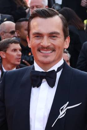 78eme Festival International du Film de Cannes Montée des marches du film The Phoenician Theme 78th Cannes Film Festival Red carpet of the film The phoenician scheme Rupert Friend 444609 2025 05 18 Cannes France  Copyright: xIsabellexVautierx xStarfacex STAR_444609_014
