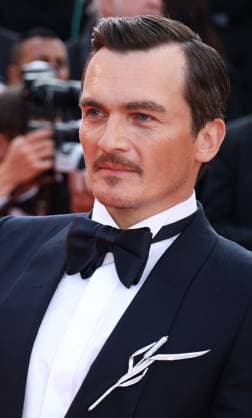 78eme Festival International du Film de Cannes Montée des marches du film The Phoenician Theme 78th Cannes Film Festival Red carpet of the film The phoenician scheme Rupert Friend 444609 2025 05 18 Cannes France  Copyright: xIsabellexVautierx xStarfacex STAR_444609_017